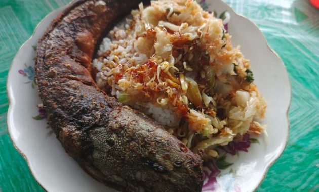 Wisata Gagal karena Hujan Lebat, Para Pemudik Memilih Menikmati Kuliner Khas Lopait