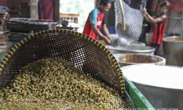 Gakoptindo: Produksi Tahu dan Tempe Berkurang 20%, Harga Melonjak Menjadi Rp10.000 per Potong