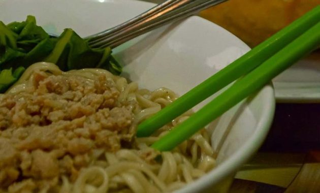 4 Rekomendasi Mie Ayam Pangsit Lezat di Surabaya: Kembali Beroperasi Pasca Cuti Besar