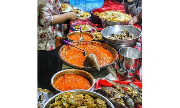 Sego Sambel Mak Yeye, Kuliner Malam Legendaris Surabaya yang Selalu Ramai Antrean