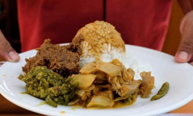 Rekomendasi Nasi Padang Surabaya yang Bikin Kantong Tetap Tebal tapi Lidah Terpuaskan: Cek Tempatnya!