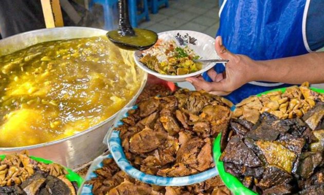 Eksplorasi Rasa di Jombang: Menyantap Nasi Kikil Legendaris Gus Dur dan Destinasi Kuliner Unik Lainnya