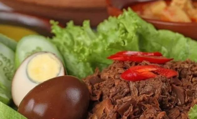 7 Gudeg Legendaris di Yogyakarta yang Wajib Dicicipi: Sejarah dan Rasa Yang Tak Tertandingi