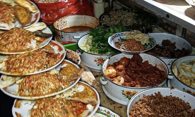 Pecel Rawon Terunik Surabaya: Campuran Legendaris yang Jadi Sorotan Para Mahasiswa