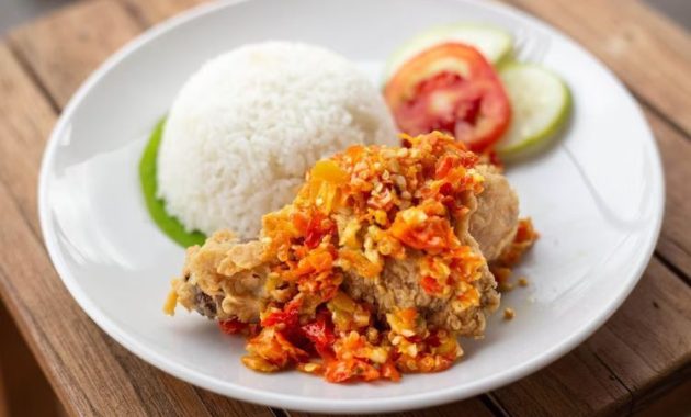 Menikmati 4 Sajian Ayam Geprek Terlezat di Surabaya: Yang Mana Favoritmu?