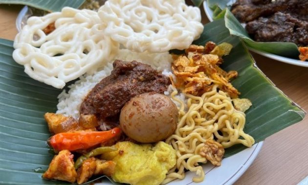 Terbaik di Surabaya! Jelajahi Nasi Campur Legendaris dan Hemat di Kota Pahlawan
