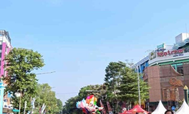 CFD Solo: Dari Olahraga Santai Hingga Nikmatnya Kuliner Khas di Jalan Slamet Riyadi