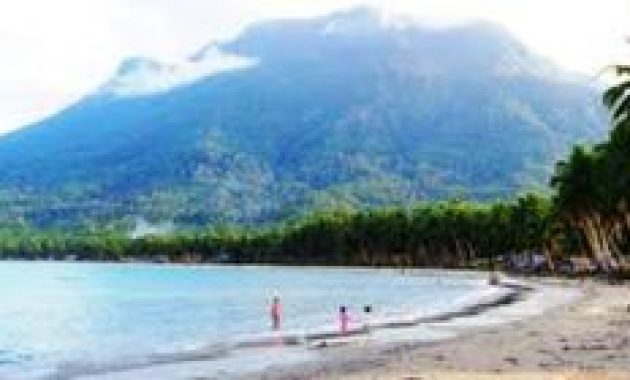 Keindahan Pantai Tanjung Natuna: Eksplorasi Pasir Putih dan Pemandangan Gunung Ranai Sambil Menyantap Kuliner Lokal