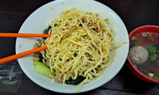 5 Sajian Ikonik di Jatinegara: Dari Bakmi Hingga Siomai