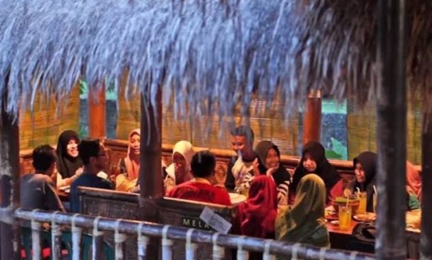 7 Rekomendasi Tempat Makan Keluarga di Bojonegoro untuk Acara Spesial