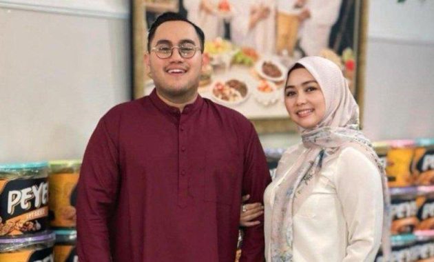 Berikut adalah versi yang lebih menarik dan ringkas, tetapi tetap mempertahankan makna aslinya dalam Bahasa Indonesia:

**”5 Sumber Uang King Nassar: Dari Penyanyi hingga Bisnis Kuliner, Berani Naksir Ipar Syahrini!”**

Jika ingin nuansa yang lebih gaul atau klikbait:

**”Dari Nyanyi hingga Kuliner, Ini 5 Pabrik Uang King Nassar yang Bikin Berani Naksir Ipar Syahrini!”** 

Ingin versi lebih singkat lagi?

**”5 Pabrik Uang King Nassar yang Bikin Berani Naksir Ipar Syahrini”**  

Beri tahu jika ingin gaya tertentu (formal, santai, klikbait, dll).