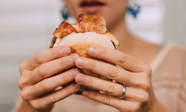 Jika 7 Kebiasaan Makan Ini Ada, Bisa Jadi Kamu Merendahkan Diri Sendiri