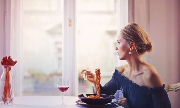 Sering Makan Berlebihan di Malam Hari? Coba Konsumsi 7 Makanan Ini di Siang untuk Mengurangi Ngemil Saat Malam