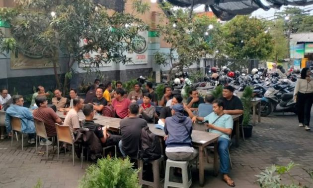 10 Tempat Makan Surabaya yang Selalu Ramai, Mulai Bakmi Ayam Panggang hingga Nasi Bebek Legendaris, Siap-Siap Antre!