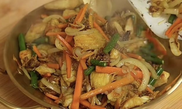 Resep Nasi Ayam Kunyit Sehat ala Devy Anastasia