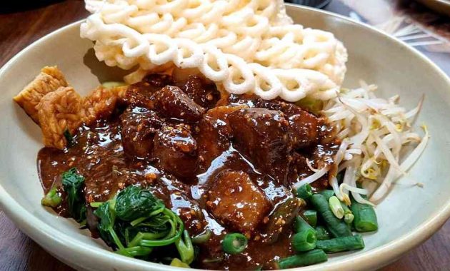 Dari Rujak Cingur ke Pecel Semanggi | Menjelajahi Kuliner Surabaya, Bagian 1