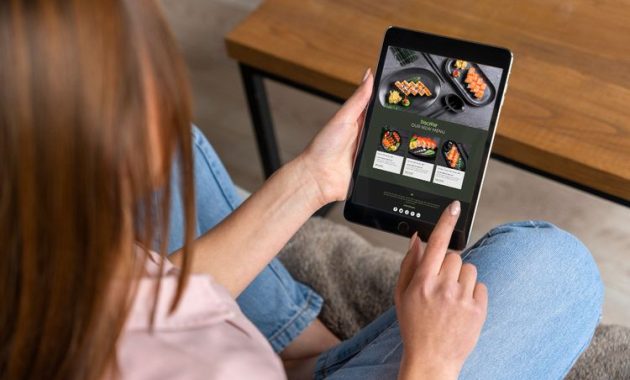 7 Ciri Orang yang Selalu Cek Menu Online Sebelum Makan di Luar, Kamu Termasuk?