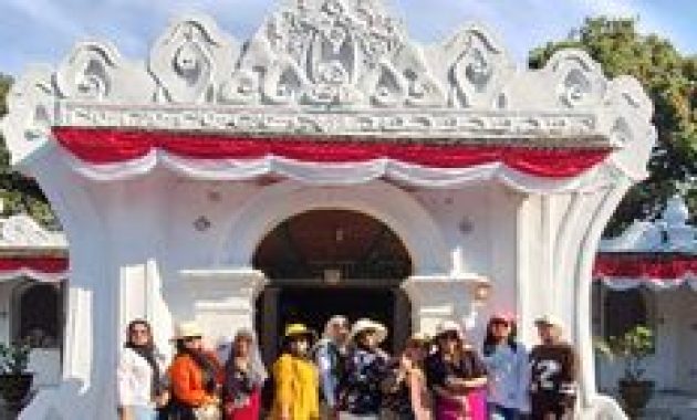 Muludan Ramai, Kuliner Cirebon dan Tukang Falak Menarik Pengunjung Keraton Kasepuhan