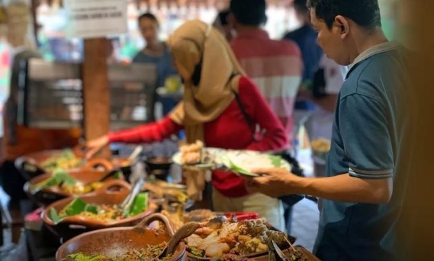 Nasi Prasmanan Kediri Hanya Rp8 Ribu, Makan Sepuasnya!