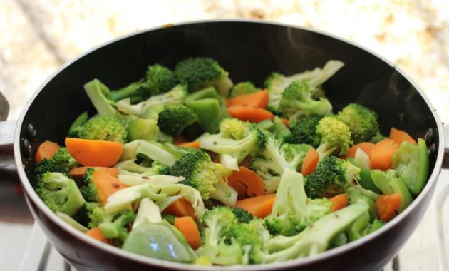 8 Makanan dan Minuman yang Mengatasi Sariawan Lebih Cepat
