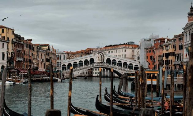 Berendam di Kanal Venesia, Wisatawan Dihukum dan Dikeluarkan