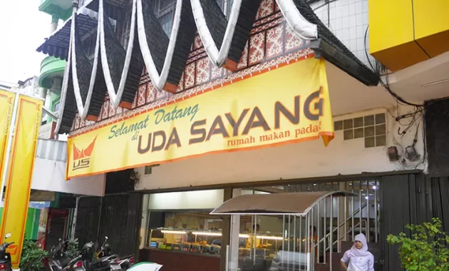 13 Daftar Wisata Kuliner Rumah Makan Padang Paling Enak dan Murah di Bandung, Kalau Lagi di Kota Kembang Wajib Mampir!