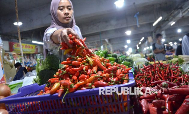 Harga cabai rawit meroket tembus Rp 95.000 per kg, di Cirebon capai Rp 100 ribu