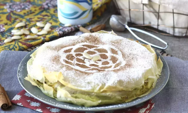 Pastilla Maroko tradisional dengan adonan phyllo, ayam, dan rempah-rempah