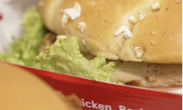Lingkungan makanan yang tidak kalah keras di Singapura bisa menjadi panas dan dingin terhadap merek-merek. Apa yang membuat mereka tetap datang?