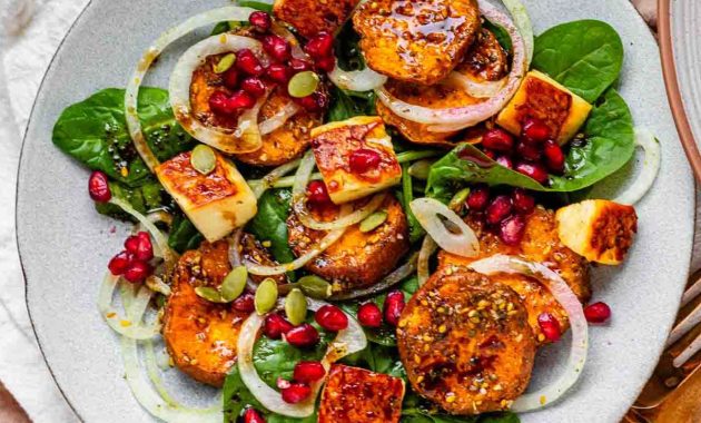 Salad kentang manis dan halloumi
