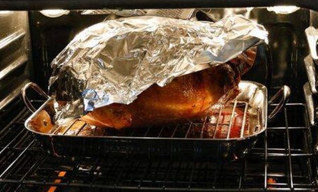 Apakah Anda perlu membungkus ayam kalkun Natal dengan aluminium foil? Saya bertanya kepada koki untuk jawabannya