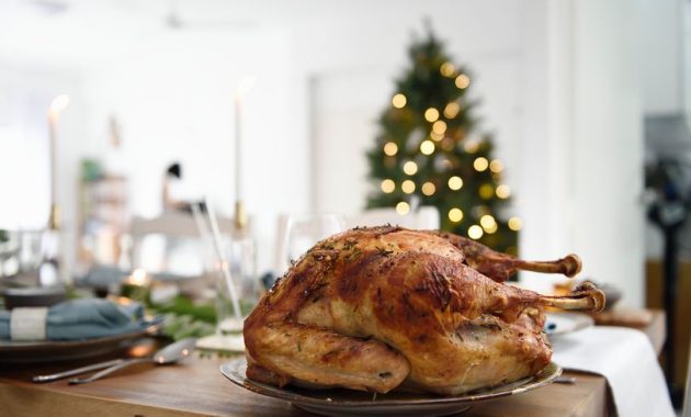 Saya bertanya pada 6 koki apakah Anda sebaiknya menggunakan aluminium foil untuk memasak ayam Natal — mereka semua mengatakan hal yang sama