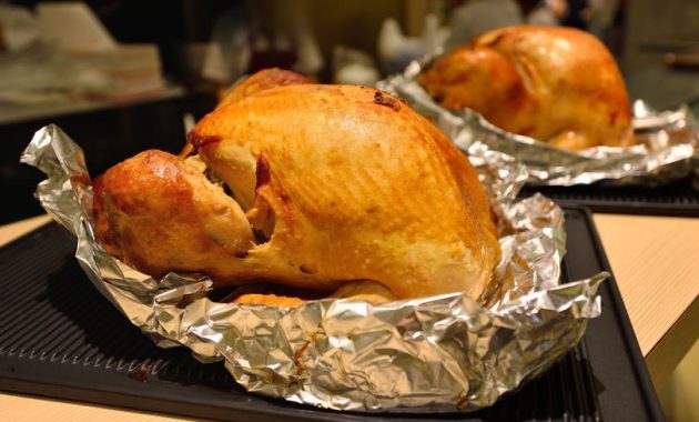 Saya bertanya kepada 6 koki apakah Anda sebaiknya menggunakan aluminium foil saat memasak burung unta — mereka mengatakan hal yang sama
