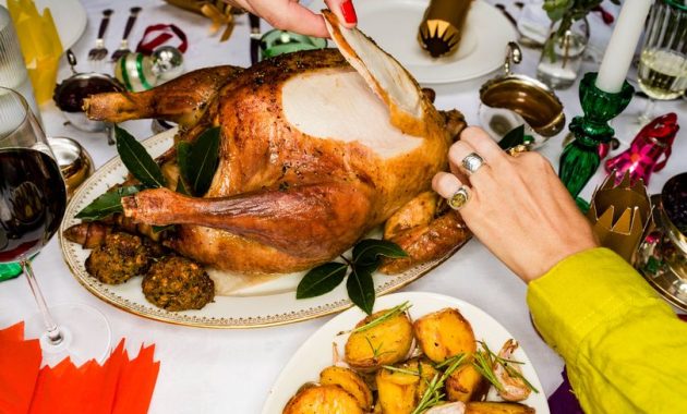 Ahli mengatakan kepada rumah tangga Inggris jika Anda sebenarnya harus membungkus ayam merak Natal dengan aluminium foil