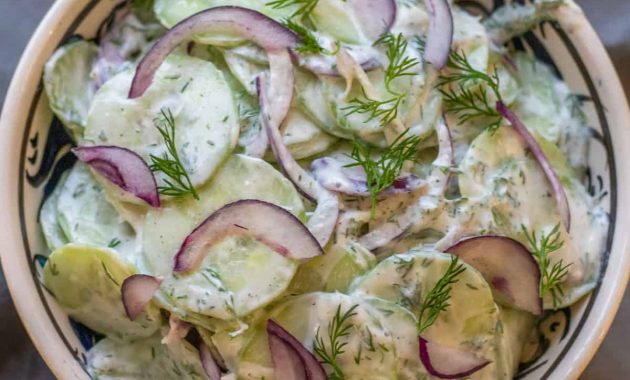 Salad mentimun dengan dill yang kaya