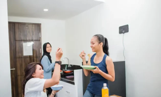 Jika Anda Makan Berdiri di Meja Dapur, Ini 7 Kebiasaan yang Terungkap Menurut Psikologi