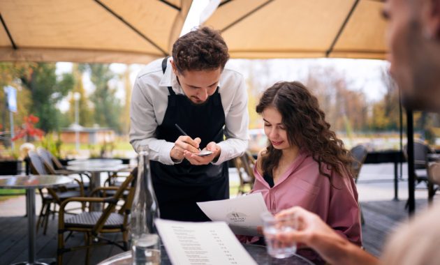 10 Tanda Orang Lebih Suka Menu Kertas daripada Digital